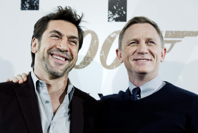 Javier Bardem y Daniel Craig en una reciente cita con la prensa para promocionar 'Skyfall', el nuevo filme de Bond. El actor español recibirá estrella en el Paseo de la Fama.