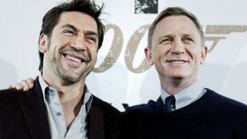 Javier Bardem y Daniel Craig en una reciente cita con la prensa para promocionar 'Skyfall', el nuevo filme de Bond. El actor español recibirá estrella en el Paseo de la Fama.