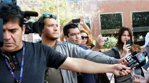 La concejal Marlen García, de la ciudad de Baldwin Park, pide que asambleísta Roger Hernández deje el cargo.