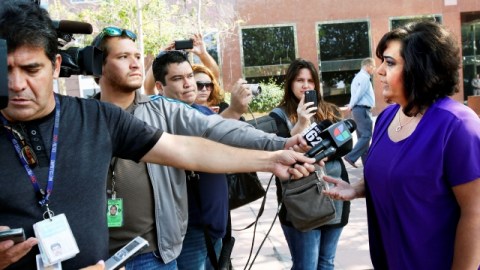 La concejal Marlen García, de la ciudad de Baldwin Park, pide que asambleísta Roger Hernández deje el cargo.