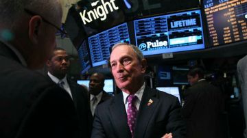 El alcalde Michael Bloomberg habla con operadores antes de reabrir la Bolsa de Nueva York el 31 de octubre de 2012, tras permanecer cerrada dos días por Sandy.
