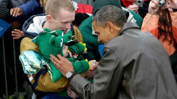 El Presidente Barack Obama se detiene a saludar a un niñito disfrazado durante un acto de campaña en Green Bay, Wisconsin el 1o. de noviembre de 2012.