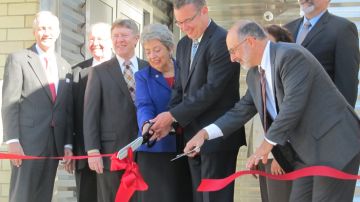 Funcionarios locales inauguraron el Instituto de Ciencias Forenses del Condado de Harris.
