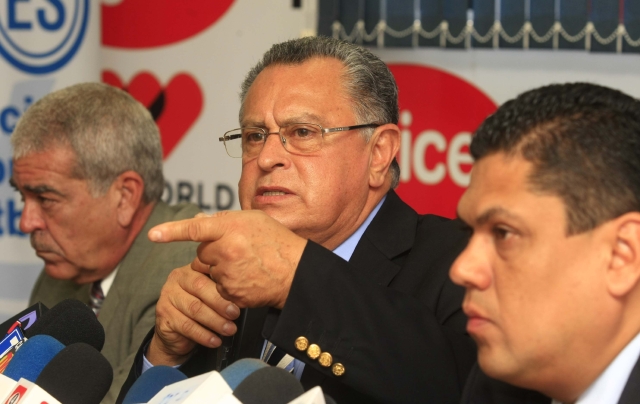 Juan   Valiente (izq.), secretario,   y Carlos Méndez,  presidente de Fesfut, flanquean  a Juan de Dios Castillo, aún DT de El Salvador.
