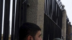 Imagen facilitada ayer por la agencia  de noticias SANA de soldados  patrullando Harasta, Siria.
