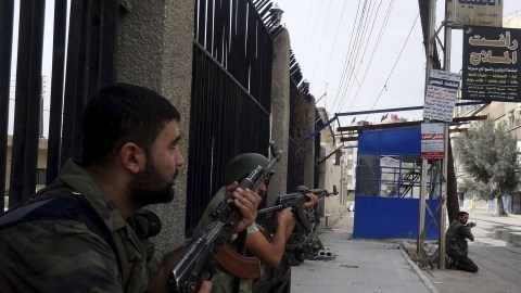 Imagen facilitada ayer por la agencia  de noticias SANA de soldados  patrullando Harasta, Siria.