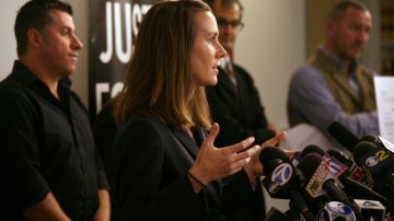 Jennie Pasquarella,  abogada de ACLU/SC, informa sobre una denuncia a favor de detenidos indocumentados de LA.