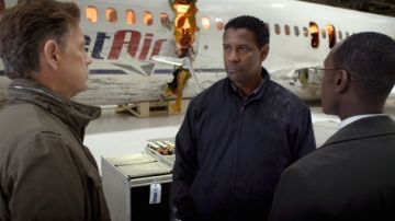 Los actores  Bruce Greenwood (izq.), Denzel Washington y Don Cheadle (der.), frente al avión siniestrado de la película 'Flight'.