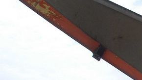 Trabajadores cubanos descargan paquetes de ayuda humanitaria.