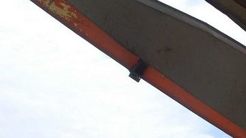 Trabajadores cubanos descargan paquetes de ayuda humanitaria.