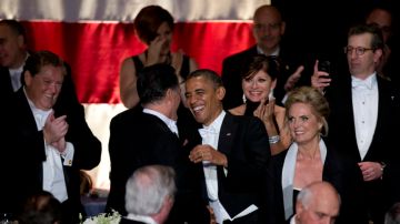 El Presidente Barack Obama y su contendiente Republicano Mitt Romney se encontraron en plan amistoso durante una cena en Nueva York el 18 de octubre de 2012.