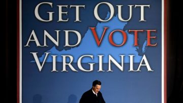 El candidato republicano a la presidencia, Mitt Romney, sube al estrado durante un acto de campaña en Virginia el 1o. de noviembre de 2012.