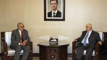 Enviado especial de ONU, Lajdar Brahimi (izq), cuando se  reunía con el ministro sirio de Exteriores, Walid al Moallem (dcha), en Damasco.