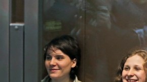 El grupo feminista punk Pussy Riot, en la sala de la corte en Moscú, Rusia, cuando fueron condenadas a dos años de prisión.