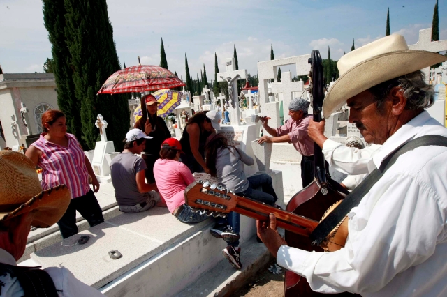 Miles de tapatíos se dieron cita en panteones de Guadalajara para celebrar el Día de Muertos.