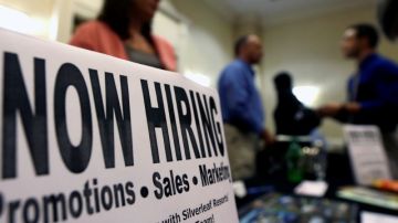 Las compañías están contratando de una manera más constante, pero lo hacen con cautela, y aún el desempleo se mantiene alto en todo Estados Unidos.
