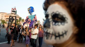 Participantes de la procesión comemorativa del Día de Muertos en el Este de Los Angeles el viernes.
