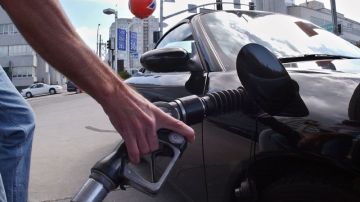 Aunque el precio de la gasolina se ha reducido, sigue siendo más alto de lo que era el año pasado, dicen expertos.