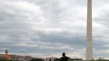 Varios jóvenes  acompañaron ayer a Verónica Gómez, Raymi Gutiérrez, Jonatan Martínez y José Sandoval al culminar su recorrido de casi 5,000 millas en el histórico National Mall de Washington, D. C. Su plan es exigir la aprobación del DREAM Act, recordar que no son 'criminales' y reivindicar su trabajo a favor del país. Los jóvenes iniciaron la marcha en marzo pasado en San Francisco y recorrieron 13 estados en su recorrido de costa a costa. Se calcula que hasta 1.7 millones de estudiantes indocumentados podrían beneficiarse del alivio migratorio mientras que el DREAM Act permanece varado en el Congreso.