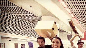 Integrantes de la nueva banda angelina, Las Cafeteras, con sus instrumentos musicales.