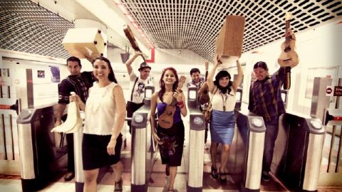 Integrantes de la nueva banda angelina, Las Cafeteras, con sus instrumentos musicales.