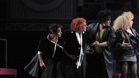 El musical cuenta con música ochentera.