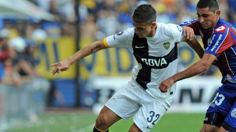 El juvenil Leandro Daniel Paredes (32), autor de dos goles para   Boca Jr., intenta el desborde sobre  Ezequiel Mastrolía de San Lorenzo.