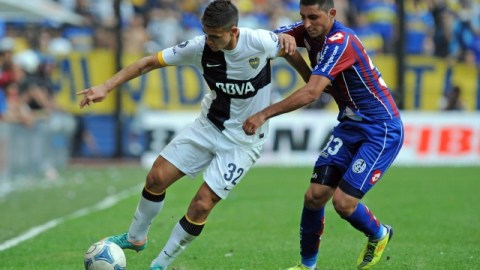El juvenil Leandro Daniel Paredes (32), autor de dos goles para Boca Jr., intenta el desborde sobre Ezequiel Mastrolía de San Lorenzo.