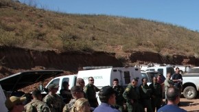 Personal del FBI y del Buró de Alcohol, Tabaco y Armas de Fuego (ATF),  cuando investigaban  muerte en Arizona del agente  fronterizo, Nicholas Ivie.