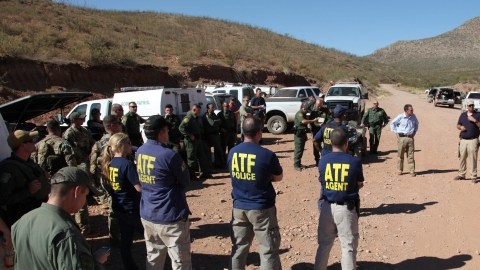 Personal del FBI y del Buró de Alcohol, Tabaco y Armas de Fuego (ATF),  cuando investigaban  muerte en Arizona del agente  fronterizo, Nicholas Ivie.