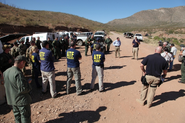 Personal del FBI y del Buró de Alcohol, Tabaco y Armas de Fuego (ATF),  cuando investigaban  muerte en Arizona del agente  fronterizo, Nicholas Ivie.