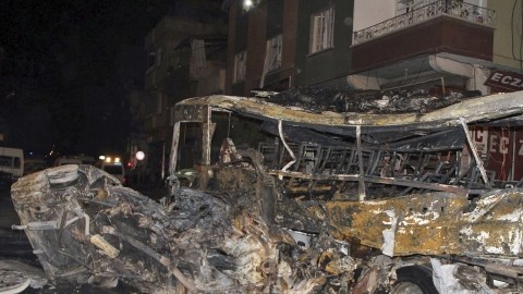 Vehículos calcinados tras uno de tantos atentados que diariamente se suceden en Siria, y hasta en la frontera con Turquía