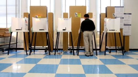 Según Political Data Inc.,  61.5% de quienes se inscribieron para votar por Internet, fueron menores de 35 años.
