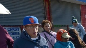 Personas, incluso bajo el intenso frío,  cargan sus celulares en un generador de la policía en la zona  de Rockaways, de la famosa barriada de Queens, en Nueva York.