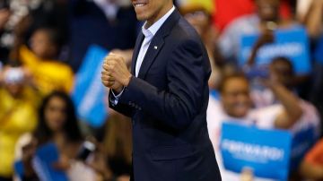El presidente Barack Obama se mueve al ritmo de la música de Stevie Wonder en Cincinnati, Ohio.