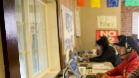 Jóvenes voluntarios del centro de llamas del Califonia Call Action Fund llaman a votantes lationos del Este de Los Angeles para recordarles que salgan a votar el próximo martes.