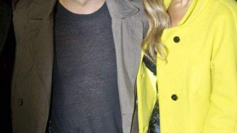 Robbie Williams, que acaba de ser padre, se encuentra por primera vez en ocho años en lo más alto de las listas.