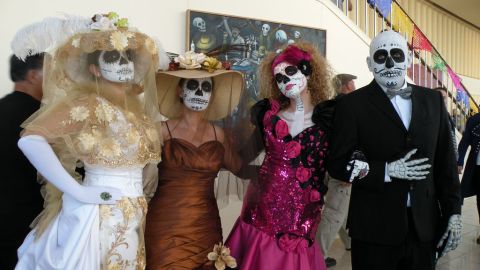 Calaveritas vivientes del grupo teatral Círculo Cultural en el concierto de Día de Muertos en la Sinfónica.