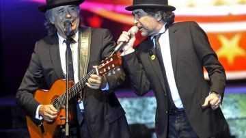 Los cantautores Joaquín Sabina (der.) y Joan Manuel Serrat, durante su show 'Dos pájaros contraatacan', que iniciarion en España.