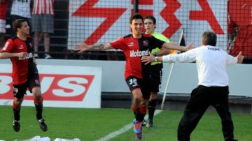 Ignacio Scocco, goleador de Newell's, anotó el gol que le permitió  a la 'Lepra' empatar ante Godoy Cruz para seguir en la cima.