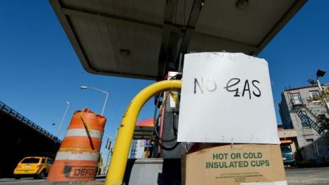 Un cartel dice 'No Gas' en una estación de gasolina, mientras que aún la ciudad de Nueva York trata de recobrarse de los efectos de 'Sandy'; muchas personas están preocupadas y tienen incertidumbre.