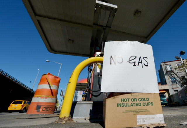 Un cartel dice 'No Gas' en una estación de gasolina, mientras que aún la ciudad de Nueva York trata de recobrarse de los efectos de 'Sandy'; muchas personas están preocupadas y tienen incertidumbre.