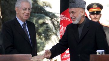 El primer ministro italiano, Mario Monti, saluda al presidente de Afganistán, Hamid Karzai, en conferencia de prensa en ese país.