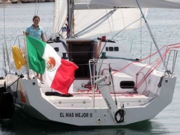 La regatista mexicana Galia Moss posa en aguas de Puerto Morelos, estado mexicano de Quintana Roo, previo a su salida este 6 de noviembre cuando zarpará en su velero para dar una "Vuelta a América Latina" en 180 días.
