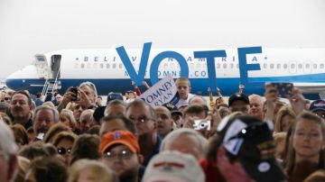 Simpatizantes reciben al candidato republicano Mitt Romney durante un acto de campaña en Florida el lunes 5 de noviembre de 2012.