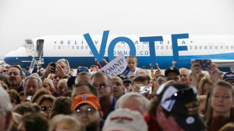 Simpatizantes reciben al candidato republicano Mitt Romney durante un acto de campaña en Florida el lunes 5 de noviembre de 2012.