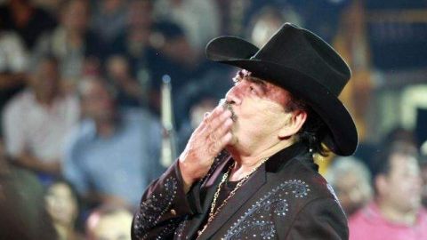 “Que dios bendiga”  de Joan Sebastian se escucha a partir de hoy en las radios de México, Estados Unidos, Centroamérica y Sudamérica.