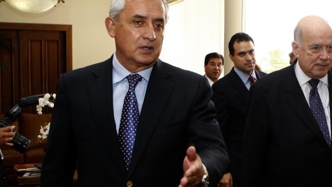El presidente de Guatemala, Otto Perez Molina (i), con el  secretario general de la OEA, José Miguel Insulza.