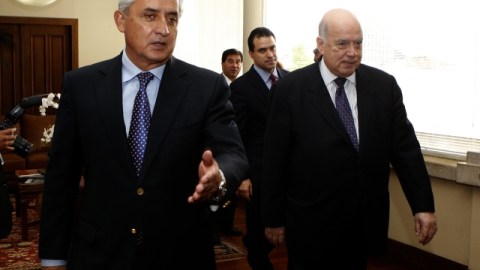 El presidente de Guatemala, Otto Perez Molina (i), con el secretario general de la OEA, José Miguel Insulza.