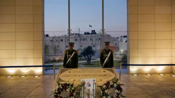 Miembros de la Guardia Presidencial palestina cuidan la tumba del líder Yaser Arafat, en la ciudad de West Bank de Ramallah.